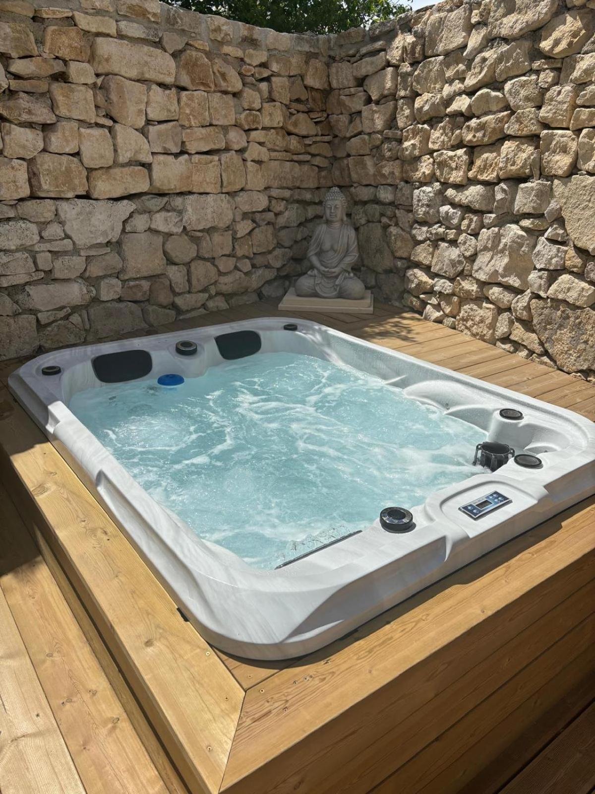 Chez Daniele Chambre Avec Jacuzzi Et Terrasse Privee Murs  Екстер'єр фото